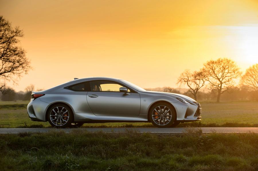  Lexus RC300h F-Sport 2019 года  (UK) (фото 23 из 40)